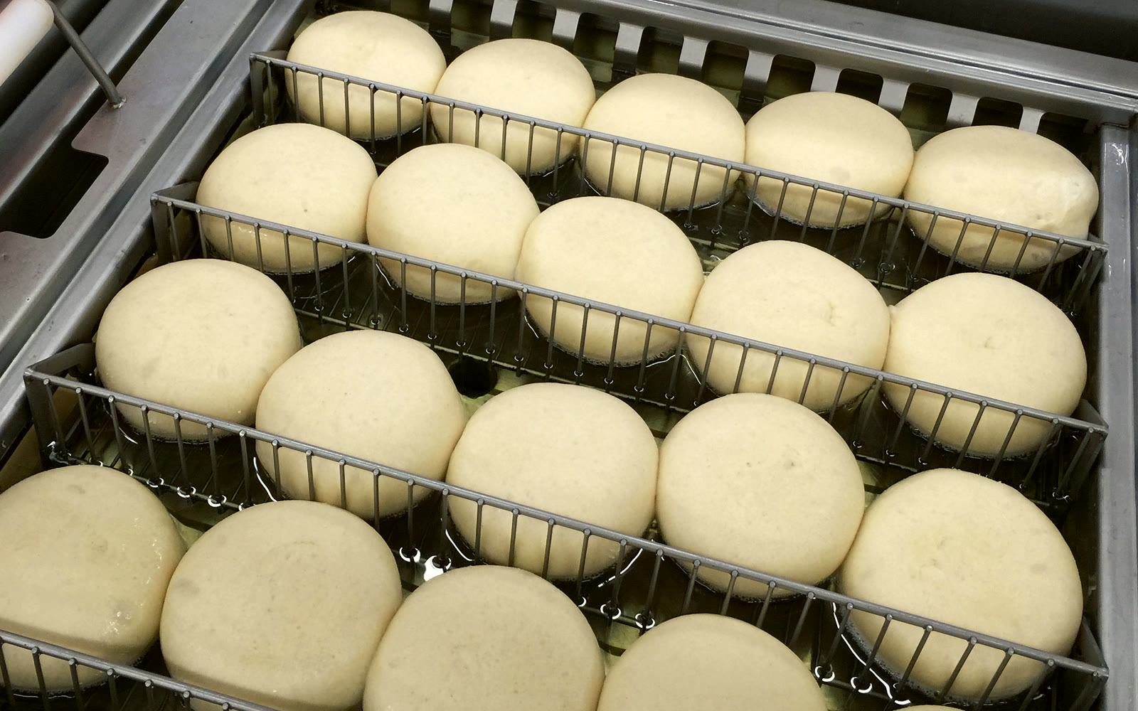 Pâtons crus dans la friteuse du stand, sachet Eurobeignet au premier plan