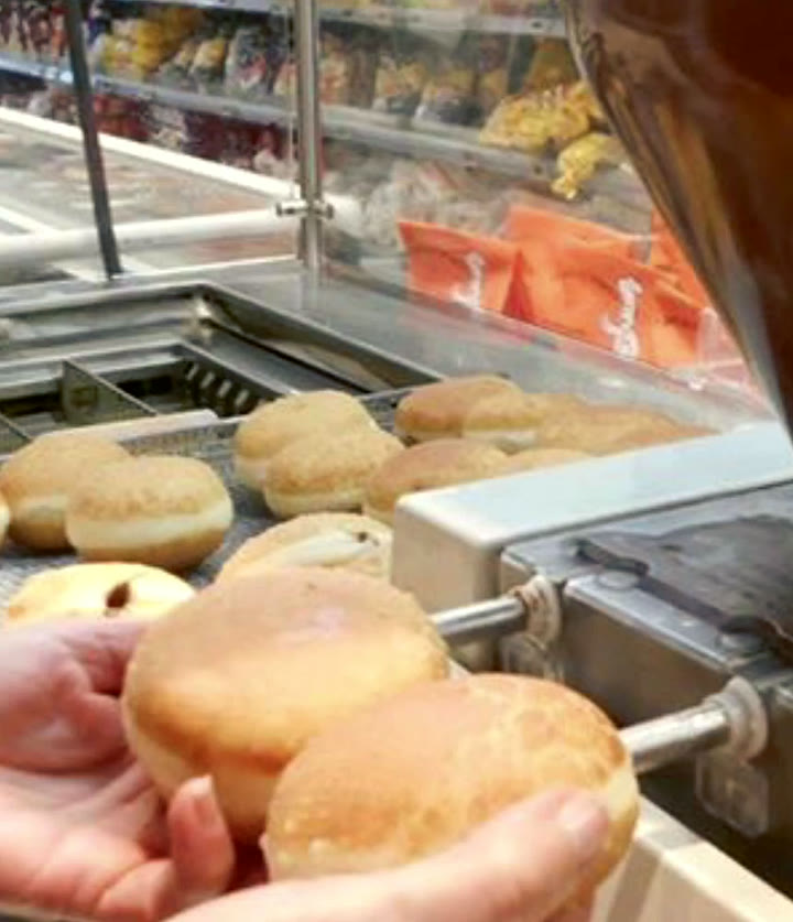 Deux beignets fourrés à la machine