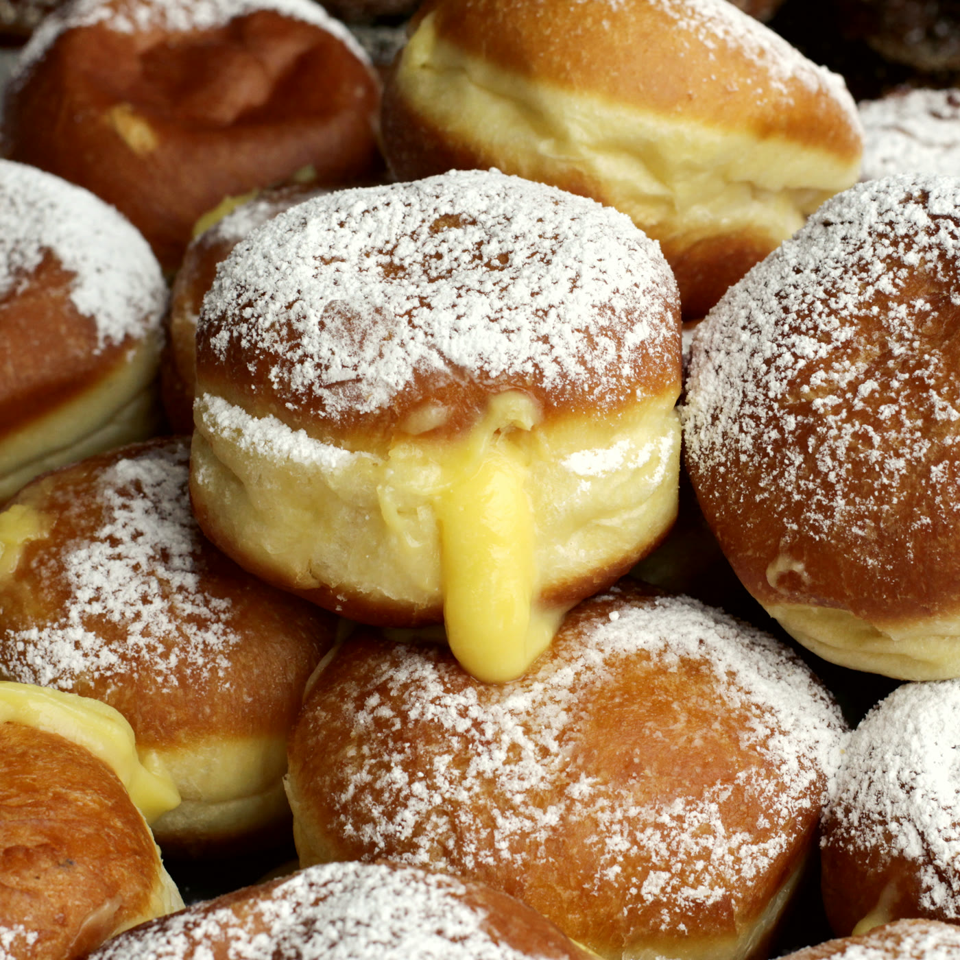 Beignets poudrés de sucre, crème vanille